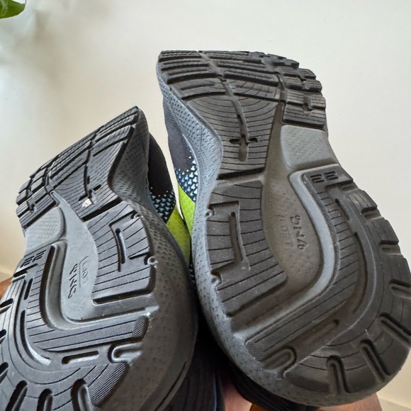 Brooks Adrenaline GTS 22 Black and Blue Running Shoes - Picture 12 of 13